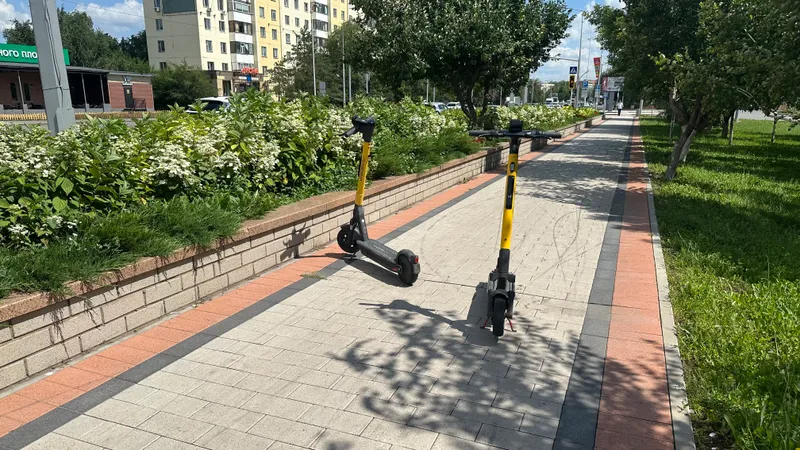 Полиция Алматы приняла важное решение по электросамокатам, оставленным где попало