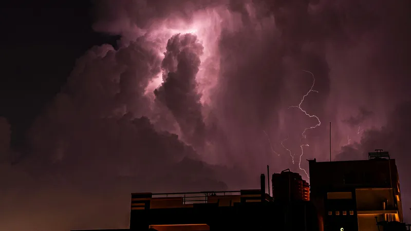 Есть погибшие: сильные дожди и молнии во Вьетнаме наводят ужас даже на местных