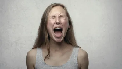 девушка кричит, фото - Новости Zakon.kz от 09.10.2025 14:47