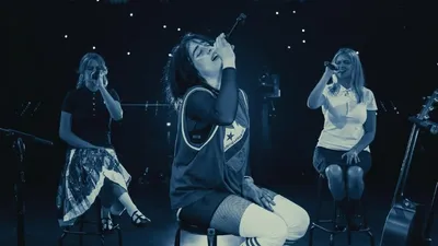 Билли Айлиш ударилась во время концерта из-за фаната, фото - Новости Zakon.kz от 11.10.2025 01:15