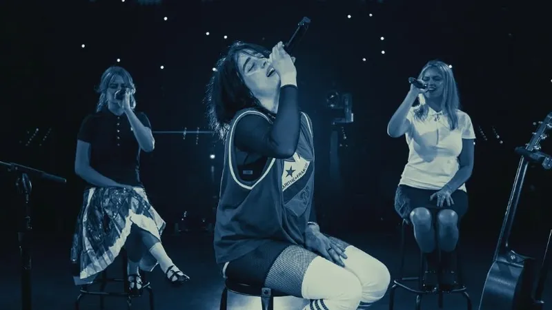 Билли Айлиш во время концерта едва не утащили фанаты