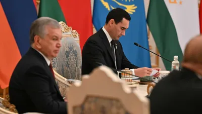 президенты Узбекистана и Туркменистана Шавкат Мирзиёев и Сердар Бердымухамедов, фото - Новости Zakon.kz от 10.10.2025 14:20