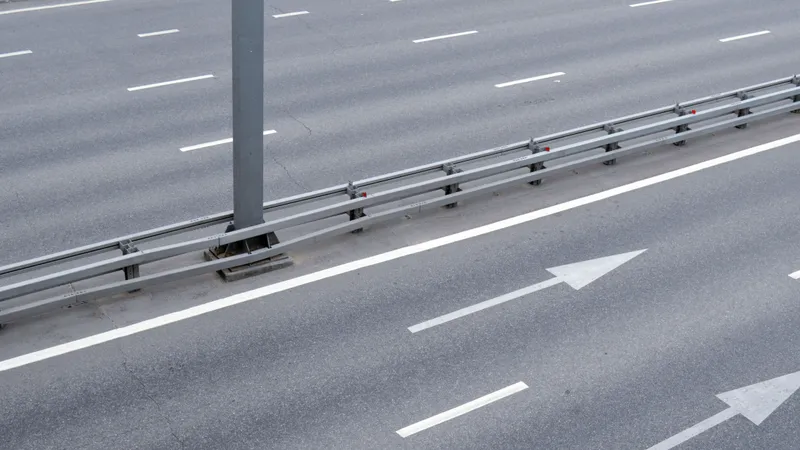 Чем различаются белая и желтая дорожные разметки