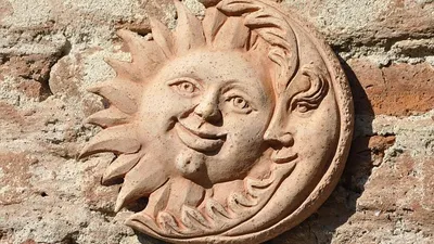 изображение Луны и Солнца на стене, фото - Новости Zakon.kz от 10.10.2025 11:11