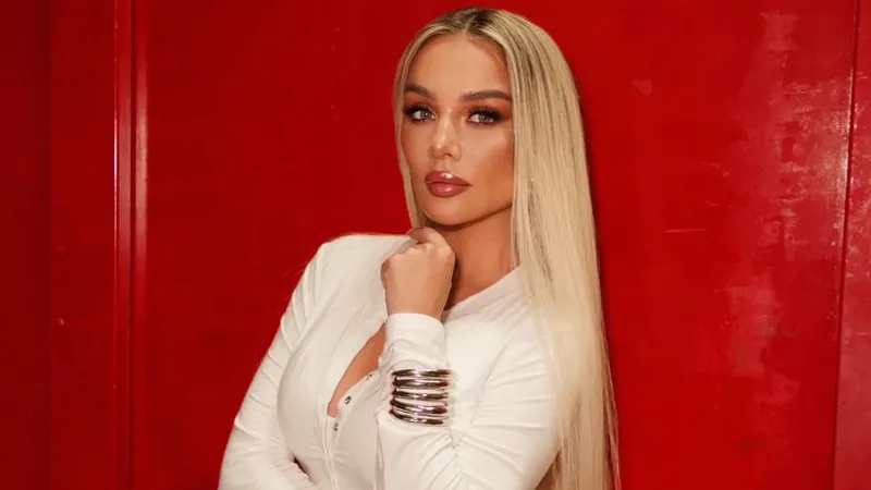 Анна Седокова вышла в свет с молодым бойфрендом