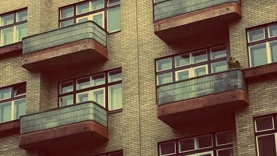 жительница Петропавловска застряла на балконе, фото - Новости Zakon.kz от 12.10.2025 00:22