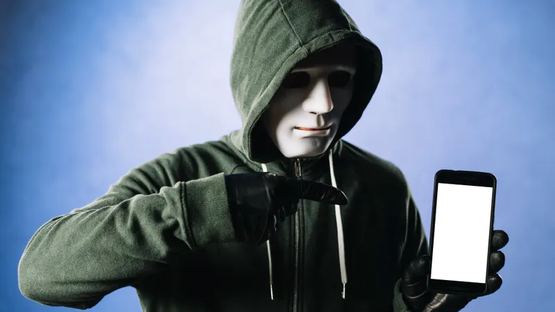 Как распознать телефонного мошенника по фразам, рассказал психолог