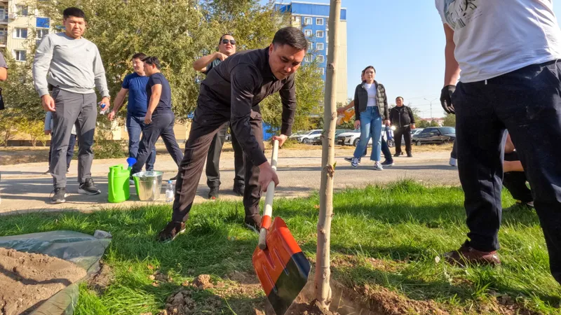 Аким Шымкента принял участие в посадке деревьев вместе с жителями