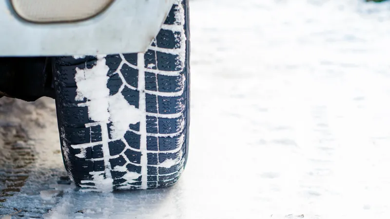 Столичная полиция напомнила о необходимости "переобуться"