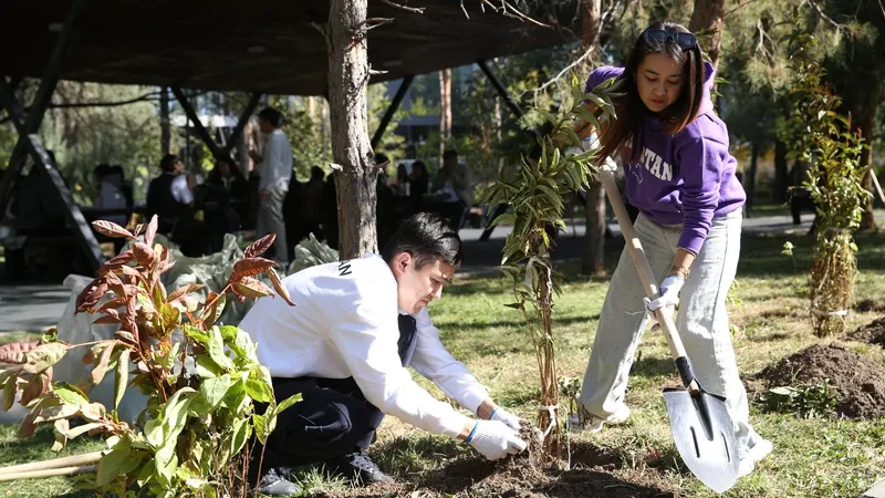Тысячи алматинцев вышли на субботник и высадили сотни деревьев