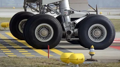 В Костанае у самолета загорелось колесо, фото - Новости Zakon.kz от 12.10.2025 08:02