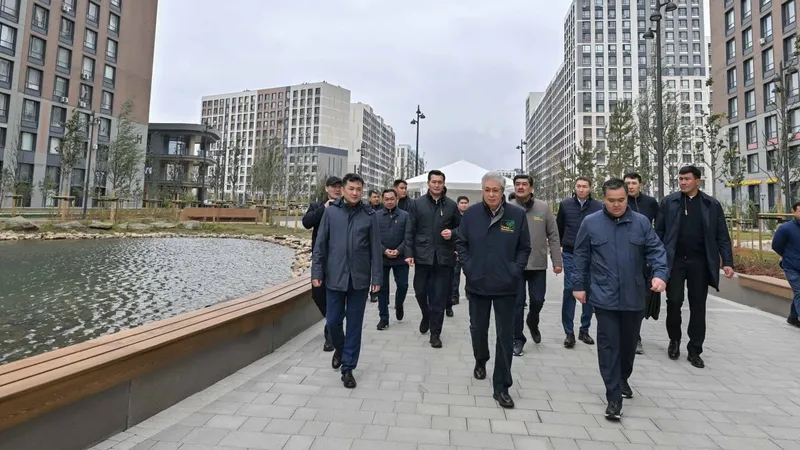 Президент Токаев осмотрел новый пешеходный бульвар в Астане