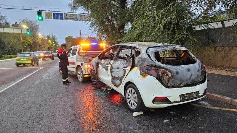 Автомобиль, в котором ехала семья с четырьмя детьми, сгорел в Алматы
