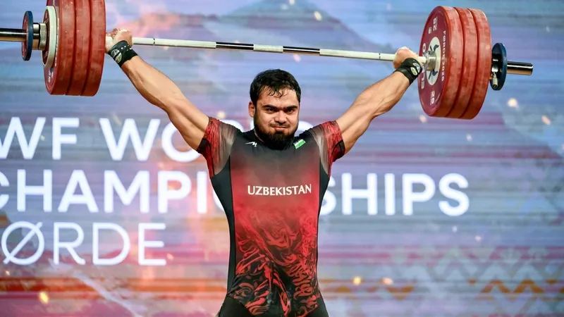 Узбекский тяжелоатлет стал трехкратным чемпионом мира и установил два мировых рекорда