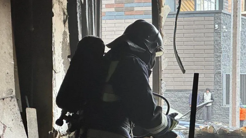 33 человека эвакуировали из-за пожара в многоэтажке в Караганде