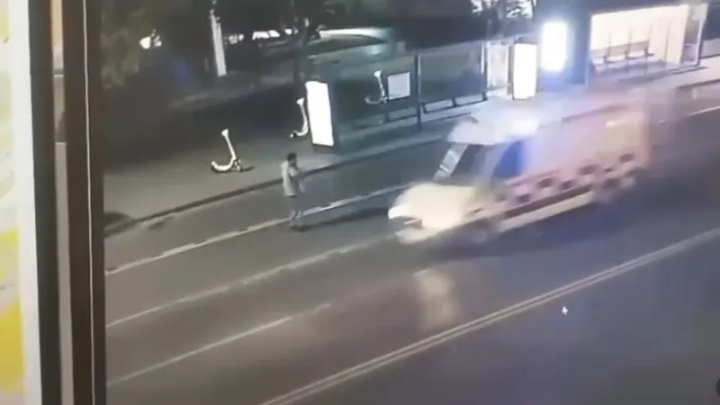 Пьяный, но меткий астанчанин кинул барсетку в движущуюся скорую и разбил лобовое стекло