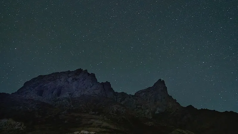 Млечный Путь над горами Казахстана: редкие кадры звездного неба