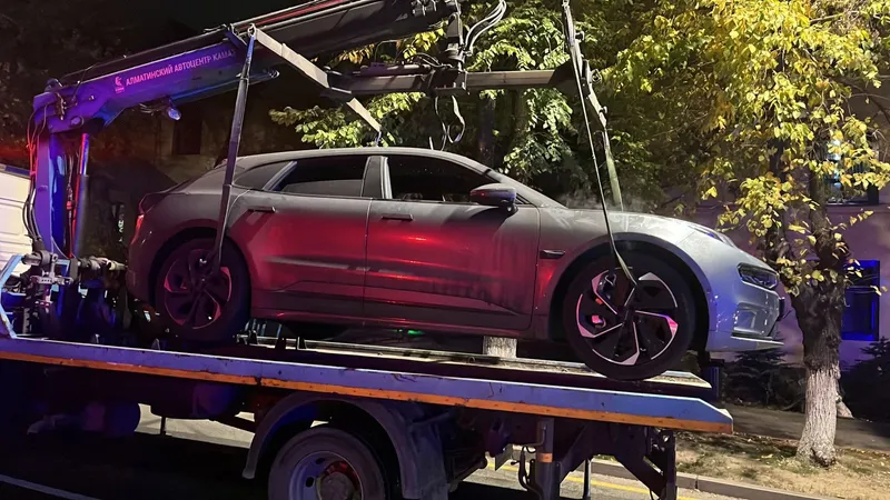 Горевший в Алматы электрокар удалось потушить и отбуксировать от жилых домов