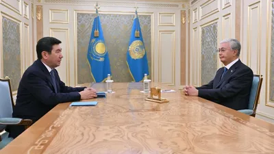 председатель Мажилиса Парламента РК Ерлан Кошанов, президент РК Касым-Жомарт Токаев, фото - Новости Zakon.kz от 13.10.2025 14:30