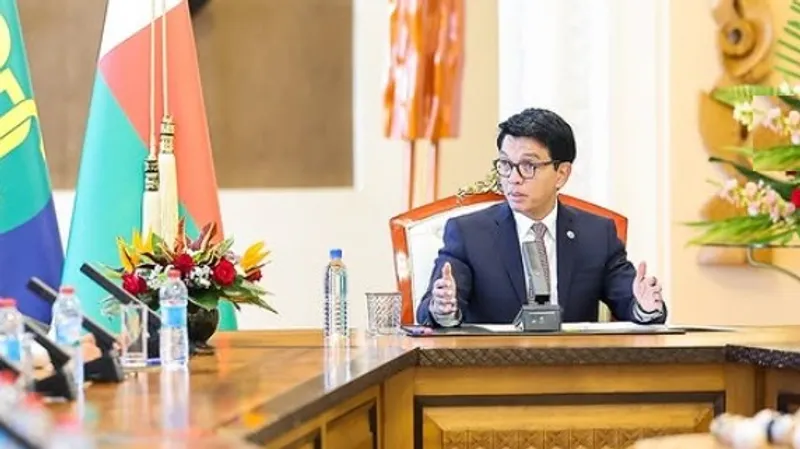 На фоне массовых протестов президенту Мадагаскара помогли покинуть остров власти Франции