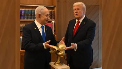 Нетаньяху подарил Трампу золотого голубя, фото - Новости Zakon.kz от 13.10.2025 18:17