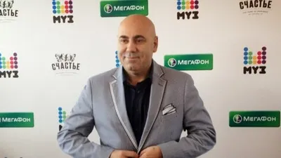 Иосиф Пригожин упал в обморок на интервью, фото - Новости Zakon.kz от 14.10.2025 05:15