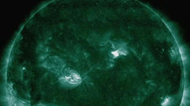 Два "огненных костра" на Солнце: вспышки достигли уровня М