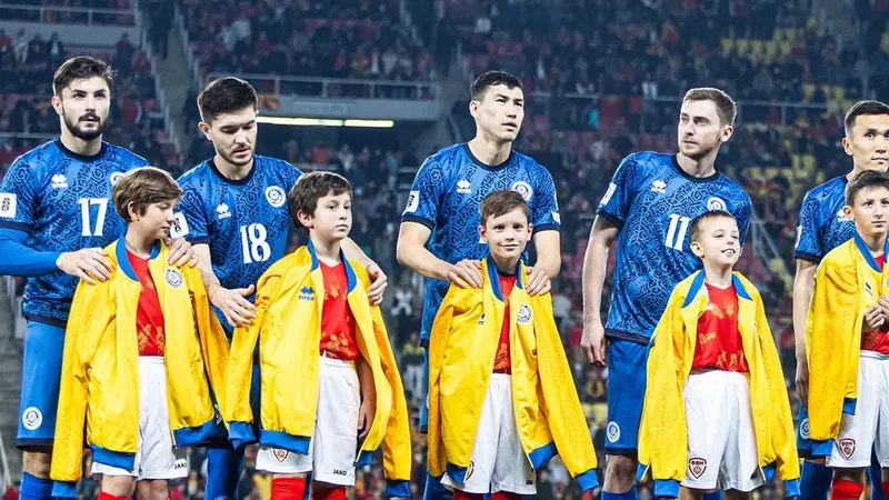 Футболисты укрыли детей во время гимна: трогательный жест покорил казахстанцев