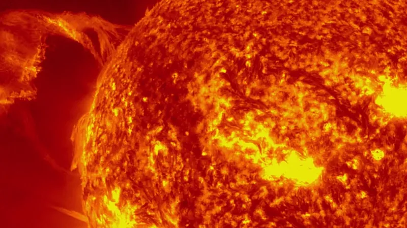 Один из самых крупных протуберанцев выброшен с Солнца: обрушатся ли на Землю магнитные бури