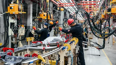 завод, работники, фото - Новости Zakon.kz от 14.10.2025 11:45