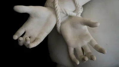 связанные руки, фото - Новости Zakon.kz от 14.10.2025 09:54