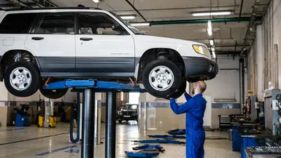 сотрудник сто смотрит машину, фото - Новости Zakon.kz от 15.10.2025 09:44