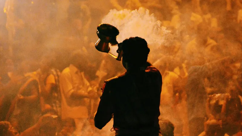 Жена богатейшего человека Индии вышла в свет с сумкой за миллиард тенге