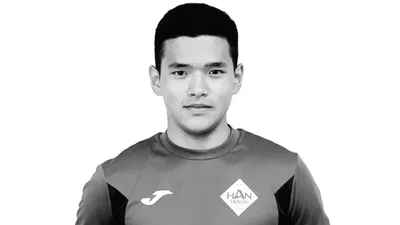 Диас Толеу умер во время игры                                                                                                                                                                                                                                                                                                                                                                                                                                                       Данный текст скопирован с сайта Informburo.kz https://informburo.kz/novosti/19-letnik-futbolist-xan-tengri-dias-toleu-umer-vo-vremia-igry, фото - Новости Zakon.kz от 16.10.2025 22:28