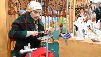 швея в платке, фото - Новости Zakon.kz от 16.10.2025 10:47