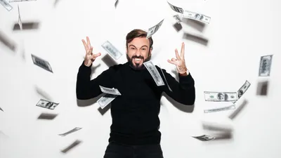 Мужчина, деньги летят, фото - Новости Zakon.kz от 17.10.2025 05:17