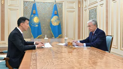 председатель правления АО "НАК "Казатомпром" Меиржан Юсупов, президент РК Касым-Жомарт Токаев, фото - Новости Zakon.kz от 16.10.2025 11:36