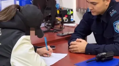 блогер из Алматы пишет объяснительную в полиции, фото - Новости Zakon.kz от 17.10.2025 09:17