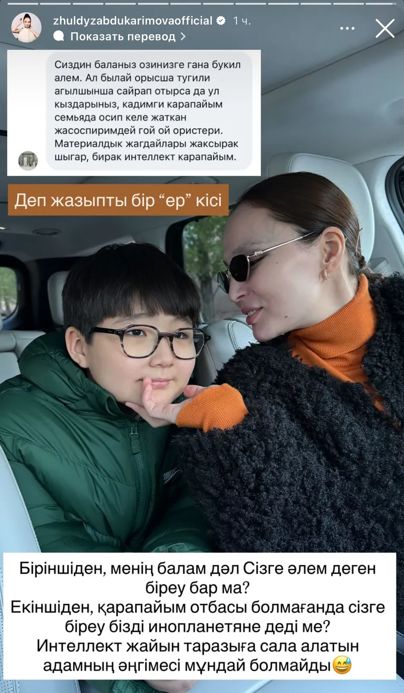 Жас аққұбамен нәзік секс Егде жастағы әйел қарап тұр