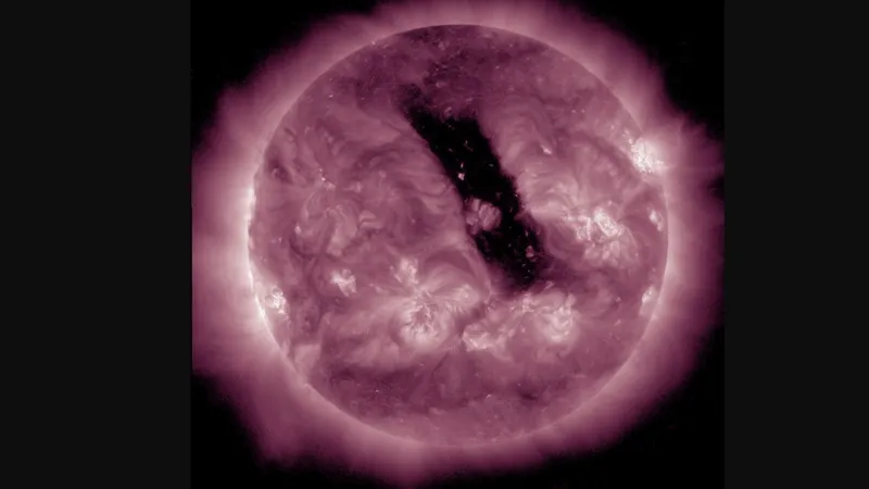 Солнце повернулось к Земле огромной корональной дырой: удара не миновать