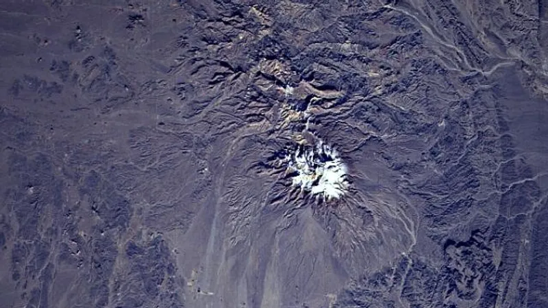 Вулкан-"зомби" активировался в Иране спустя 710 тысяч лет