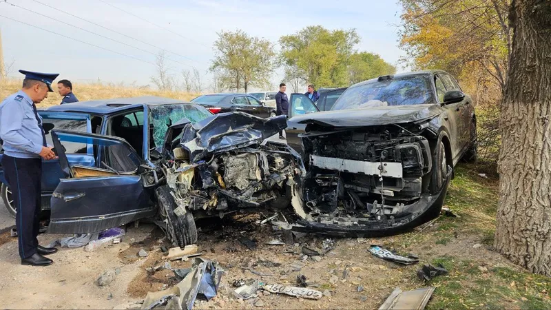 Сильнейшее лобовое столкновение Lixiang и Mercedes в Алматинской области: погиб человек