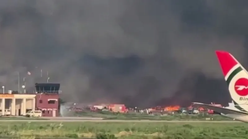Крупный пожар парализовал работу аэропорта в столице Бангладеш