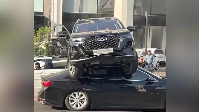 "Что я вам такого сделал?": женщина припарковала Cherry на крыше другого авто