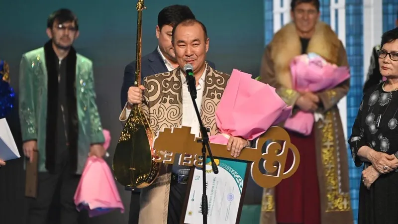 В Астане победителю республиканского айтыса подарили квартиру