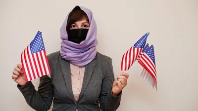 девушка с флагами США, фото - Новости Zakon.kz от 18.10.2025 09:51