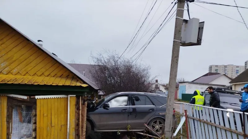 Пьяный водитель Mercedes проломил стену жилого дома