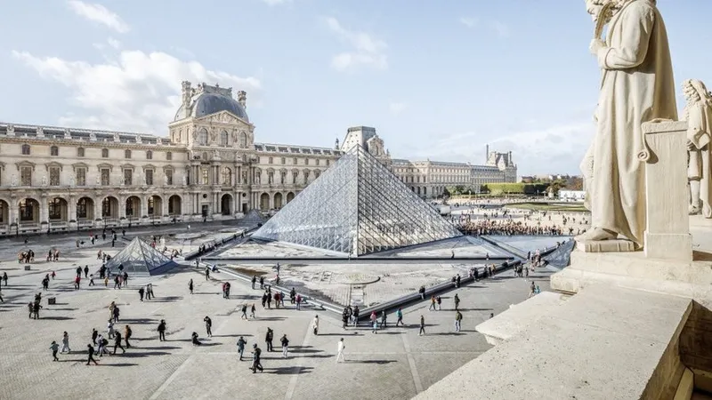 Грабители похитили драгоценности Наполеона из Лувра