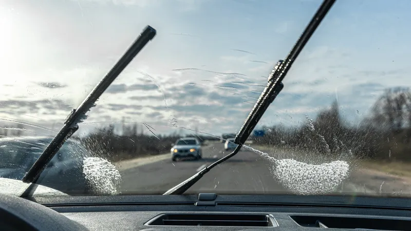 Надо ли менять дворники автомобиля на зимние
