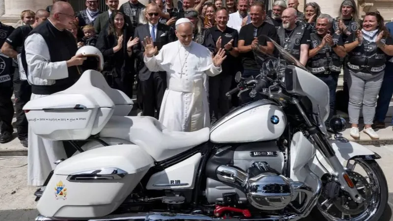 Новенький BMW Папы Римского продали за 156 тысяч евро